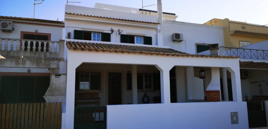 House with 8 divisions and basement near Fuseta