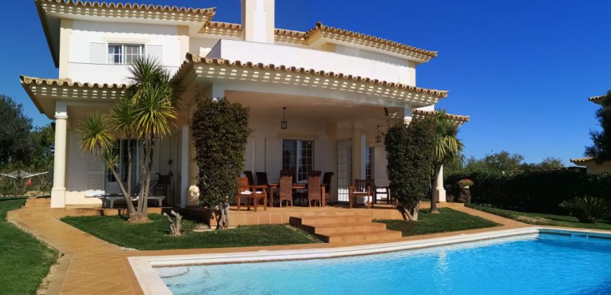 Villa V3 sur le terrain de golf à Maragota avec vue sur la mer et la piscine