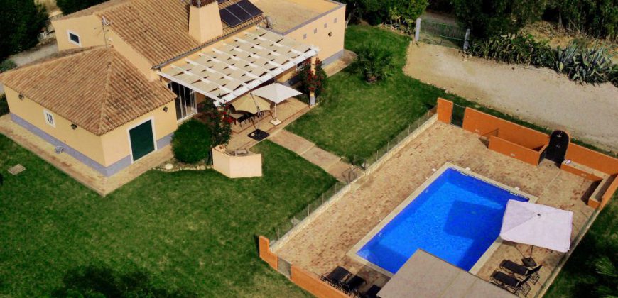 Exceptional villa with 4 bedrooms and swimming pool
