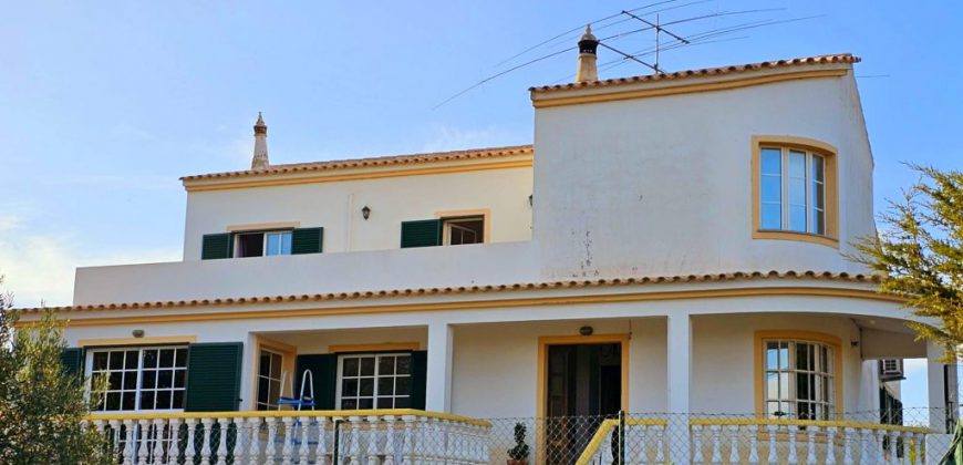 4 bedroom villa with basement near Moncarapacho