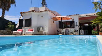 Moradia V3 com piscina e perto da Fuseta